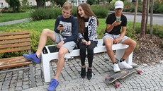 Na dvou místech Prostějova nyní nabízejí takzvané chytré lavičky možnost dobití... Na dvou místech Prostějova nyní nabízejí takzvané chytré lavičky možnost dobití...