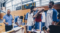 Český trenér Petr Czudek (vlevo) usměrňuje svůj tým na juniorském mistrovství... Český trenér Petr Czudek (vlevo) usměrňuje svůj tým na juniorském mistrovství...
