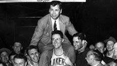 John Kundla takto slavil v roce 1952 se svými mui z Minneapolis Lakers titul v...