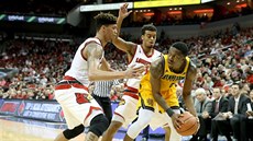 Kendrick Ray (ve žlutém) v dresu Kennesaw State pod tlakem Treye Lewise (vlevo)... Kendrick Ray (ve žlutém) v dresu Kennesaw State pod tlakem Treye Lewise (vlevo)...