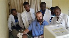 David Ková pedává zkuenosti kardiologa kolegm ve Rwand.