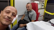 Matěj Homola (vlevo) a Zdeněk Steiner z kapely Wohnout v sanitce. Matěj Homola (vlevo) a Zdeněk Steiner z kapely Wohnout v sanitce.