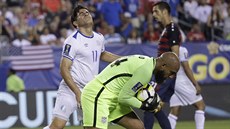 Americký gólman Tim Howard zasahuje ve čtvrtfinále Zlatého poháru proti... Americký gólman Tim Howard zasahuje ve čtvrtfinále Zlatého poháru proti...
