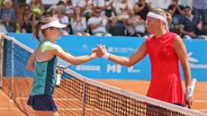 SOUBOJ GENERACÍ. Dvaatřicetiletá Lucie Hradecká (vpravo) předvedla na ITS Cupu... SOUBOJ GENERACÍ. Dvaatřicetiletá Lucie Hradecká (vpravo) předvedla na ITS Cupu...