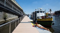 U Vltavy se od Čechova mostu na nábřeží Edvarda Beneše směrem k Holešovicím... U Vltavy se od Čechova mostu na nábřeží Edvarda Beneše směrem k Holešovicím...