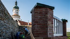 Řemeslníci na zámku v Novém Městě nad Metují opravují terasy. Řemeslníci na zámku v Novém Městě nad Metují opravují terasy.