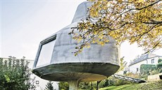 Rodinný dům, Praha. Třípodlažní dřevostavbu s malým objemem kotví v prudkém... Rodinný dům, Praha. Třípodlažní dřevostavbu s malým objemem kotví v prudkém...