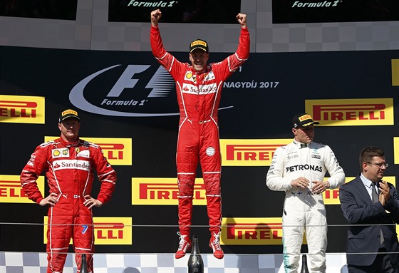 Nmecký jezdec Sebastian Vettel z Ferrari (uprosted) slaví vítzství na Velké...