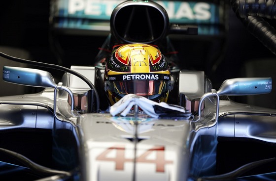 Britský jezdec Lewis Hamilton v kokpitu pi Velké cen Maarska.