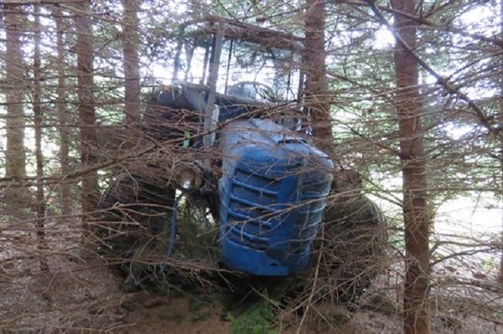 Traktoristu pejel na Prachaticku vlastní stroj (30. ervence 2017).