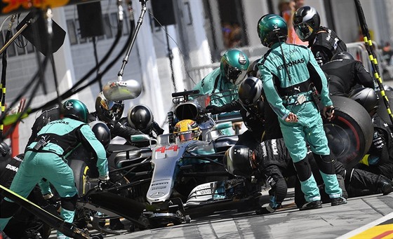 Lewis Hamilton v boxech pi Velké cen Maarska formule 1.
