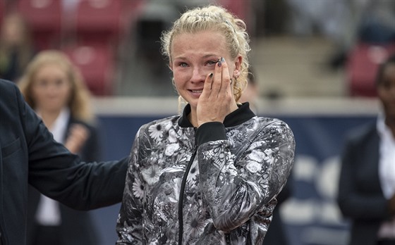 Kateina Siniaková  se slzami v oích po finále turnaje v Bastadu.