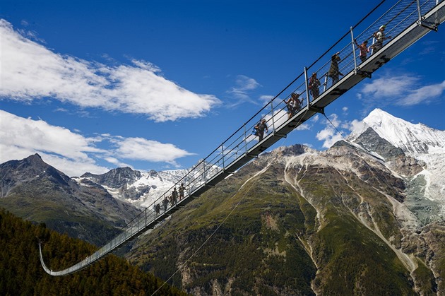 Na jihu Švýcarska mezi obcemi Grächen a Zermatt otevřeli údajně nejdelší visutý... Na jihu Švýcarska mezi obcemi Grächen a Zermatt otevřeli údajně nejdelší visutý...