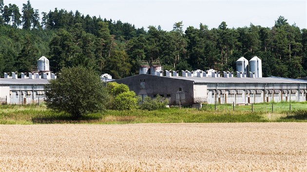 Velkokapacitní vepřín na místě bývalého romského koncentračního táboru v Letech... Velkokapacitní vepřín na místě bývalého romského koncentračního táboru v Letech...