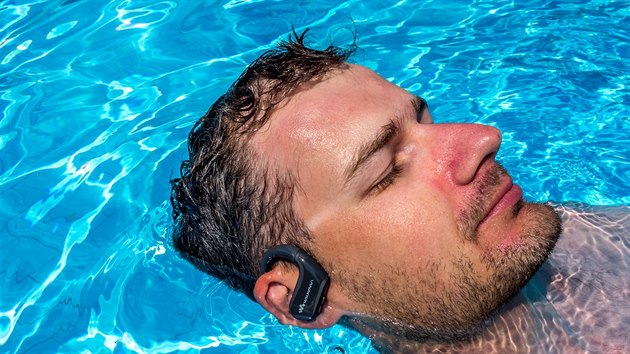 S novým Walkmanem Sony WS625/WS623 si můžete užívat hudbu i pod vodou. S novým Walkmanem Sony WS625/WS623 si můžete užívat hudbu i pod vodou.