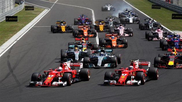 Start Velk ceny Maarska. V poped jezdci tmu Ferrari Sebastian Vettel (vlevo) a Kimi Rikknen.