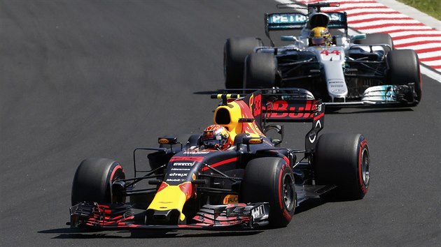 Max Verstappen z Red Bullu ujd Lewisu Hamiltonovi z tmu Mercedes pi Velk cen Maarska.