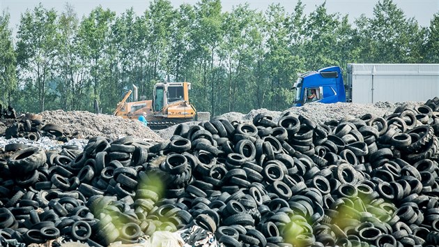 V Mydlovarech na eskobudjovicku si lid stuj na velk sirovodkov zpach, kter pochz z nedalekho odkalit, kterou rekultivuje firma Diamo. Zpach pochz z jedn z mstnch ndr.