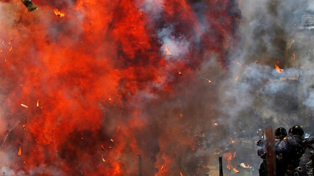 Policie se stetla v Caracasu s demonstranty bhem voleb do stavodrnho shromdn (30. ervence 2017).