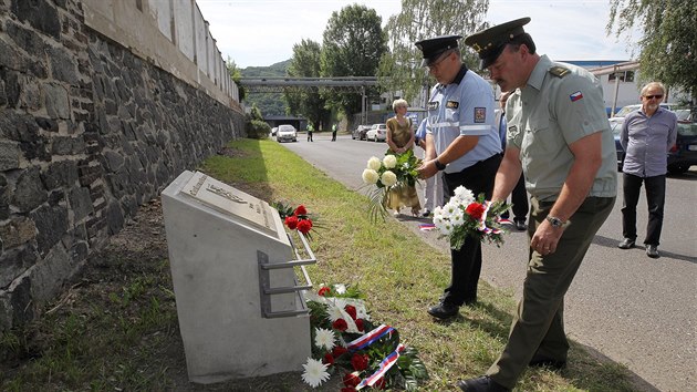 Zstupci esk armdy a sttn policie pi pokldn kytic u pamtnku v Krsnm Bezn.