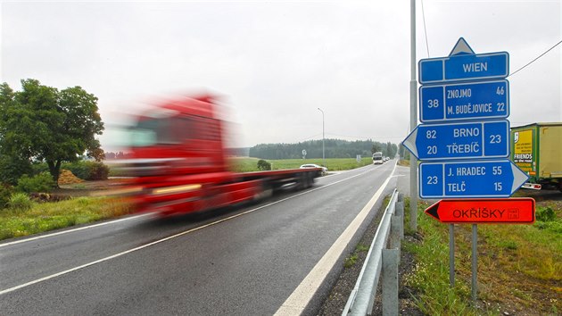 Nejvtm problmem kiovatky je, e idii na hlavn silnici mlokdy dodruj povolenou rychlost.