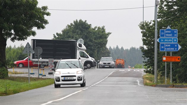 Nejvtm problmem kiovatky je, e idii na hlavn silnici mlokdy dodruj povolenou rychlost. Demolic domu se stala o nco pehlednj, ty nejvt pravy ji vak jet ekaj.