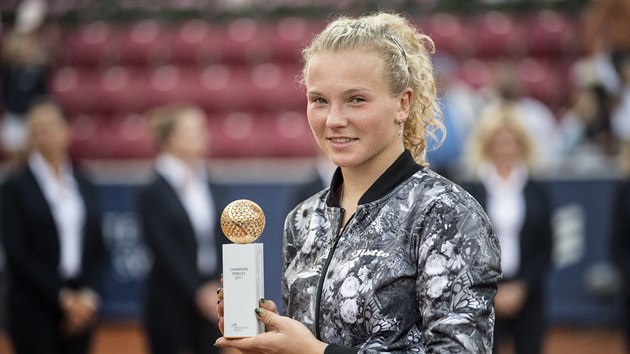 Kateina Siniakov  s trofej pro vtzku turnaje v Bastadu.