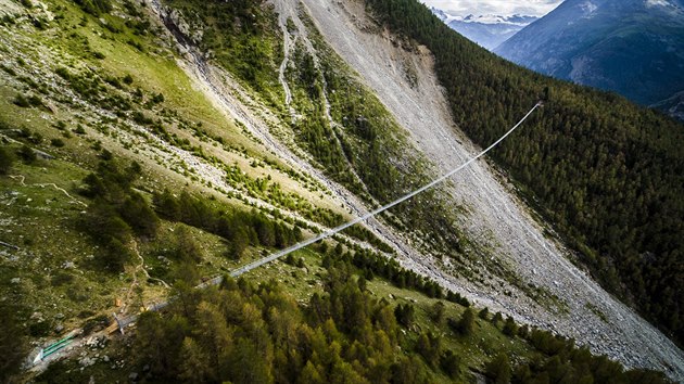 Na jihu Švýcarska mezi obcemi Grächen a Zermatt otevřeli údajně nejdelší visutý most světa (29. července 2017).