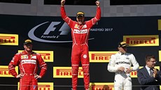 Německý jezdec Sebastian Vettel z Ferrari (uprostřed) slaví vítězství na Velké... Německý jezdec Sebastian Vettel z Ferrari (uprostřed) slaví vítězství na Velké...