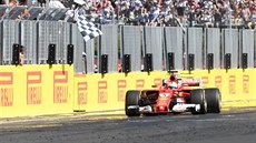 Nmecký jezdec formule 1 Sebastian Vettel z Ferrari projídí jako první cílem...