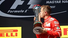 Nmecký jezdec formule 1 Sebastian Vettel z Ferrari slaví s pohárem vítzství...