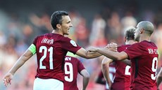 David Lafata z pražské Sparty se raduje se spoluhráči po proměněné penaltě v... David Lafata z pražské Sparty se raduje se spoluhráči po proměněné penaltě v...