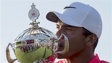 Venezuelský golfista Jhonattan Vegas s trofejí pro vítěze turnaje Canadian Open... Venezuelský golfista Jhonattan Vegas s trofejí pro vítěze turnaje Canadian Open...