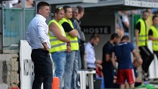 Generální sportovní manaer a trenér Mladé Boleslavi Duan Uhrin sleduje...