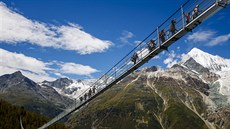 Na jihu Švýcarska mezi obcemi Grächen a Zermatt otevřeli údajně nejdelší visutý... Na jihu Švýcarska mezi obcemi Grächen a Zermatt otevřeli údajně nejdelší visutý...