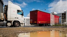 Kamiony u brány do závodu Škoda Auto v Kvasinách na Rychnovsku. Kamiony u brány do závodu Škoda Auto v Kvasinách na Rychnovsku.