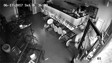 Několikrát prošel kolem kavárny, zřejmě aby se ujistil, že ho nikdo nesleduje. Několikrát prošel kolem kavárny, zřejmě aby se ujistil, že ho nikdo nesleduje.