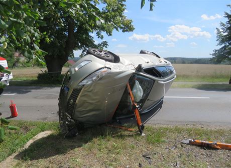 idika auto otoila na bok. Nevnovala se pln ízení.