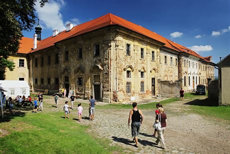 Rozsáhlý areál klátera v Chotov potebuje velkou rekonstrukci.