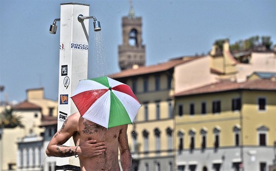 Obyvatelé Florencie se snaí zchladit jak mohou (1. srpna 2017)