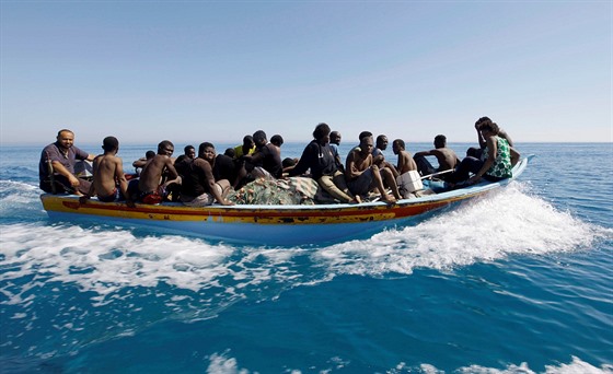 Libyjská pobení strá odváí migranty, kteí se pokusili pekroit...