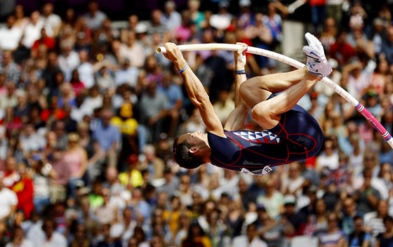 Tyka Renaud Lavillenie bhem kvalifikace na MS v Londn.