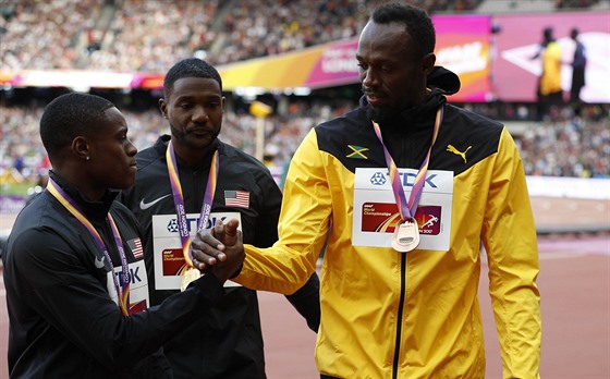 Jamajsk sprinter Usain Bolt (vpravo) gratuluje svm americkm pemoitelm...