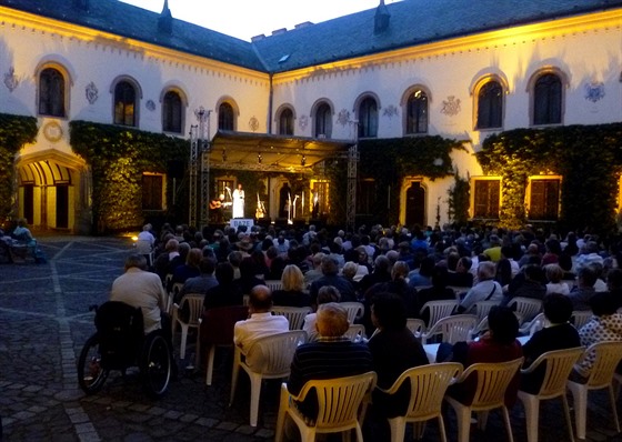 Sychrovský koncert pod irým nebem.