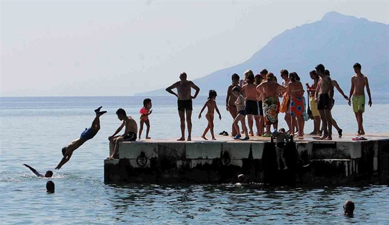 etí turisté se koupou na Makarské. K moi do Chorvatska jich ron míí skoro ti tvrt milionu. Ilustraní snímek