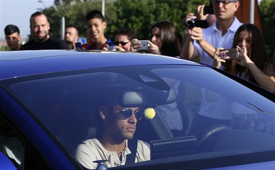 TAK JÁ JEDU. Neymar se pijel rozlouit s fotbalisty Barcelony, ne se stane...