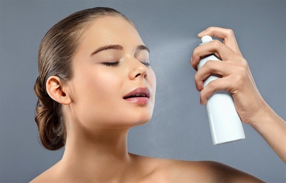 Spreje ve form jemné mlhy bez pehnané parfemace jsou na léto nejlepí volbou.