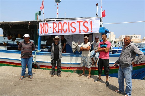 Tunití rybái zabránili evropským odprcm migrace z nacionalistické skupiny...