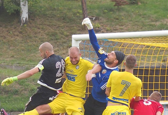 Ilustraní snímek - fotbalisté Varnsdorfu (ve lutém) ve Vlaimi vysoko prohráli.