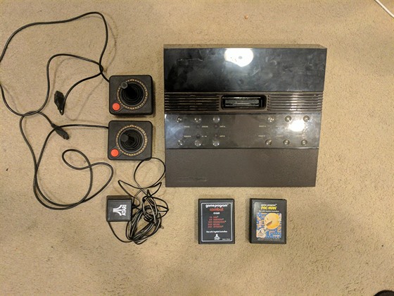 Vzácný prototyp nikdy nevydané konzole Atari 2700